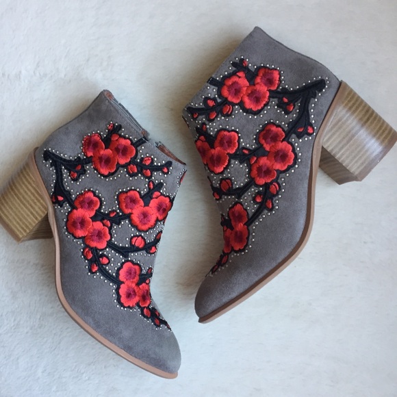 Jeffrey Campbell Shoes - ❌SOLD❌Jeffrey Campbell Floral Embroidered Boots
